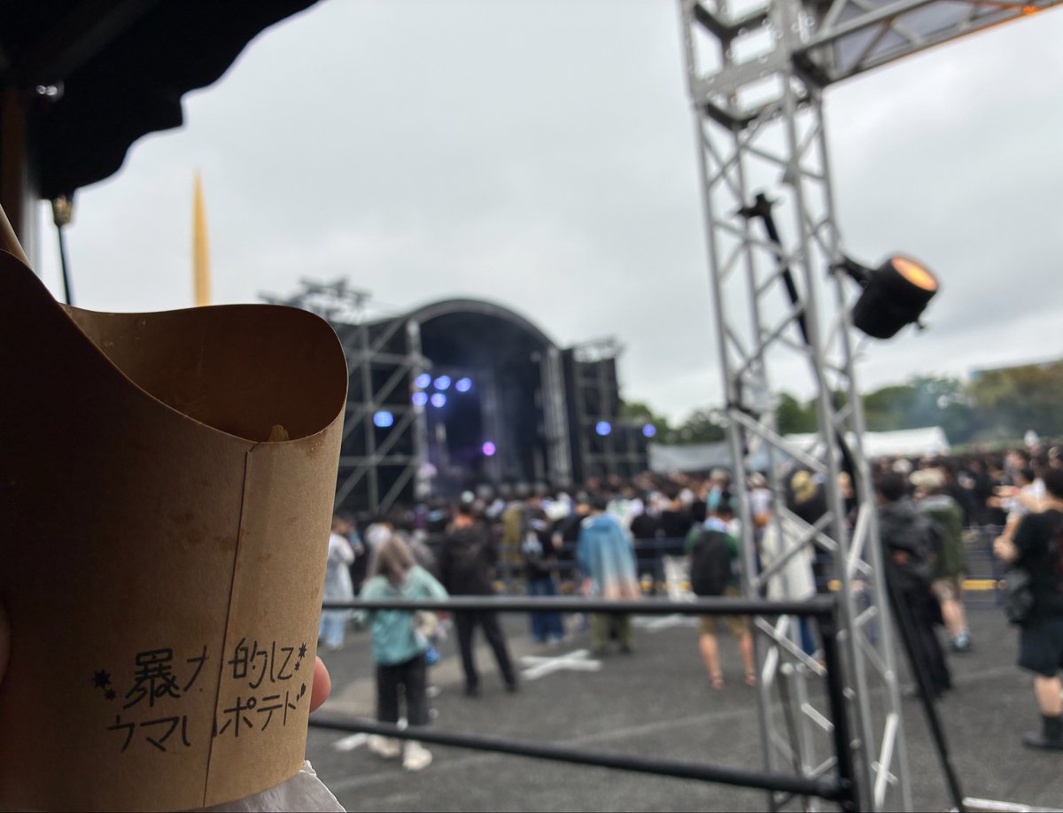 TOYTOY_W's tweet photo. 座ってポテト食べながら見れる暴カワ最高！ https://t.co/i7kaNu0kaQ