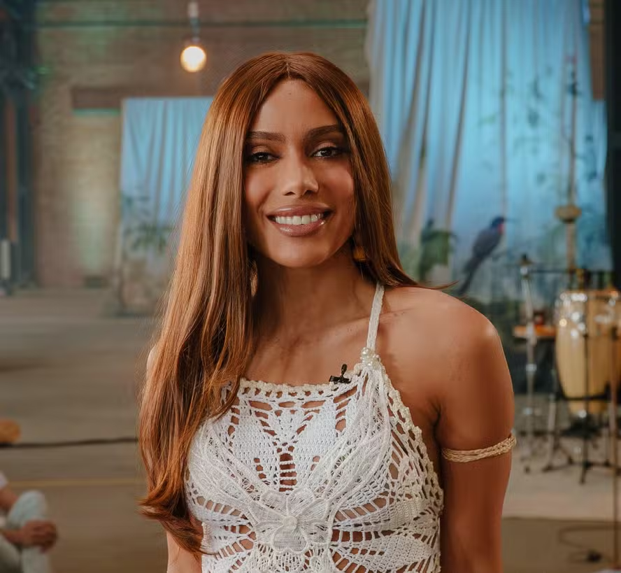 ZAMENZA's tweet photo. Anitta: "Enquanto comemoramos o fim das bets, já podemos levantar nossa torcida para seguir a luta pelo fim da escala 6X1?  Seu candidato é a favor da família? Mas a família só pode estar unida um dia na semana". https://t.co/Q7jh6lDoWj