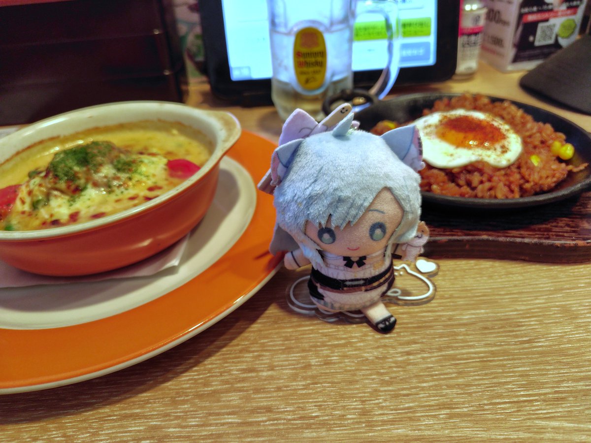 konkonrx's tweet photo. 夜勤明けの脳に響きます。（退勤から４時間経過）
ジョナサン　スプーンで食べるシュクメルリ風ハンバーグ＆メキシカンピラフ
ジョナサン優秀..ところで世の中にはすかいらーくアプリという���のがあってな?以下略
＃くぅメシ https://t.co/kPe1pypqEf
