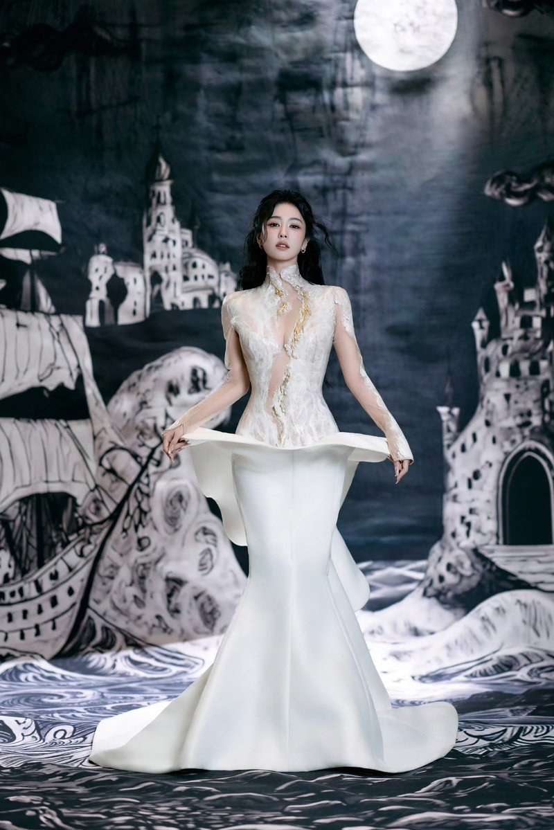 CDramaBR's tweet photo. Atualização do estúdio de #BaiLu no Weibo!

O estúdio compartilhou fotos e vídeo da atriz exibindo seus looks para a Harper’s Bazaar Gala Night 2026, destacando sua elegância e presença no evento. https://t.co/IJYTMvCFUw