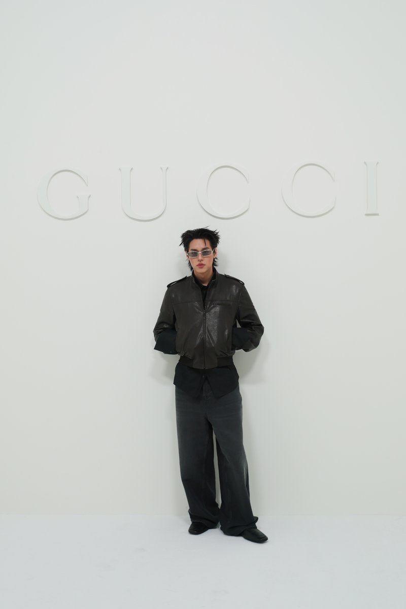 mintmag_th's tweet photo. พี่กิ้นคนเท่! จัดความหล่อคนฮอตกับ #บิวกิ้นพุฒิพงศ์ Brand Ambassador ของ Gucci ขณะที่เดินทางถึงแฟชั่นโชว์ Gucci นำเสนอคอลเล็กชั่น Spring - Summer 2027 ที่จัดขึ้นเมื่อวานที่ผ่านมา ณ มิลาน อิตาลี เห็นลุคนี้แล้ว เป็นไงกันบ้าง 💚

BILLKIN X GUCCI SS27
#GUCCISS27xBILLKIN
#BILLKINBAGUCCI
#Bbillkin
#Gucci
#GucciTheStoreShow
#MintNews