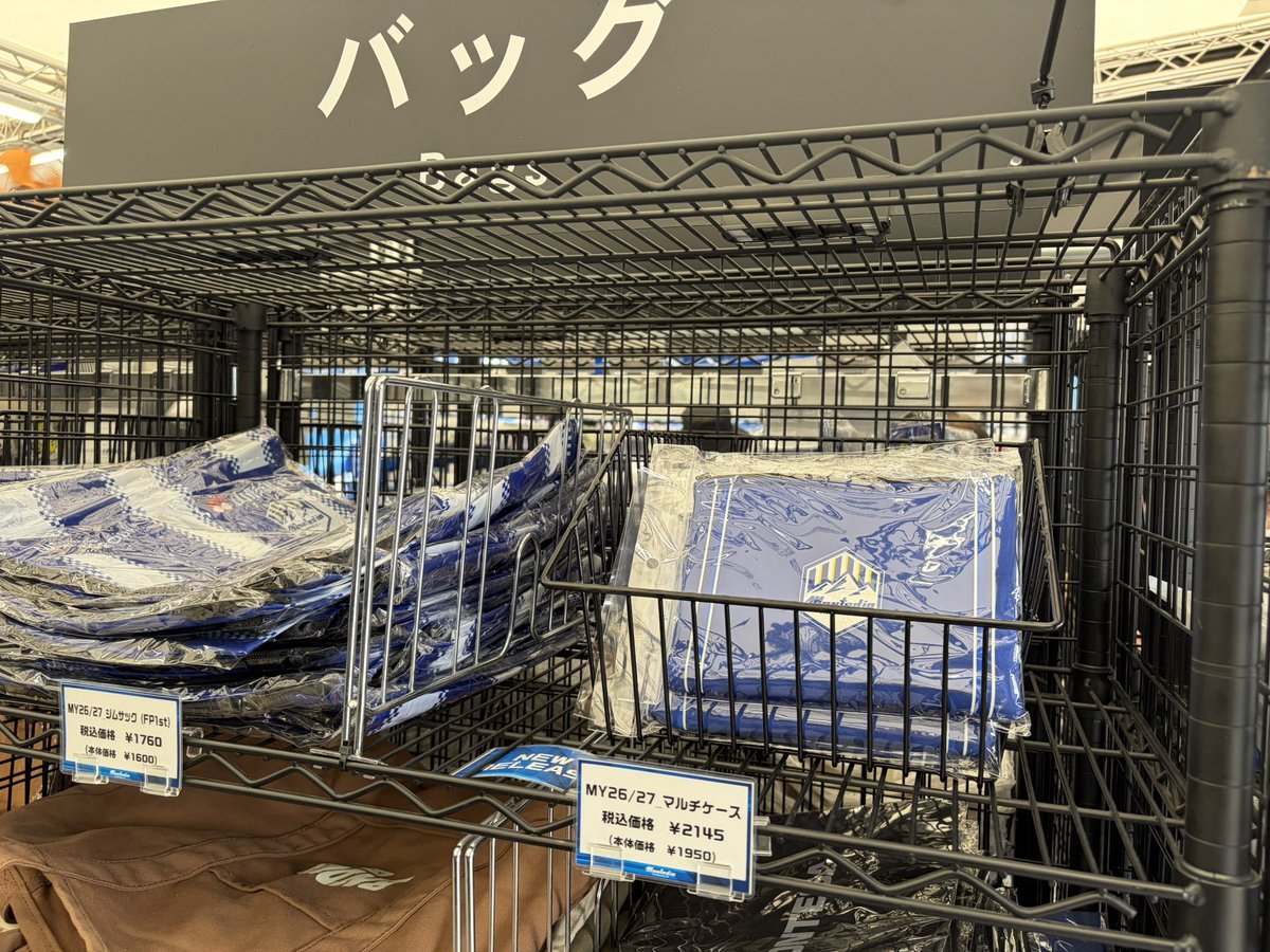 monte_prstaff's tweet photo. #ホーム鳥栖戦 グッズショップでは、#��田拓巳 選手のTシャツに加え、前回大好評だった寺山選手、川井選手のTシャツも再入荷✨

ほかにも普段使いにぴったりな新商品が勢ぞろい👀🛍️

試合前はぜひグッズショップへお立ち寄りください💁

🔽イベント・グッズ情報はこちら🔽
https://t.co/FcAVu3gQiJ

#montedio
#yamagataichigan