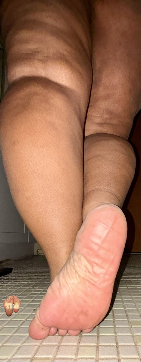 QueenTinkkkk27's tweet photo. Feet hurting from work https://t.co/HdM9yJg6aj