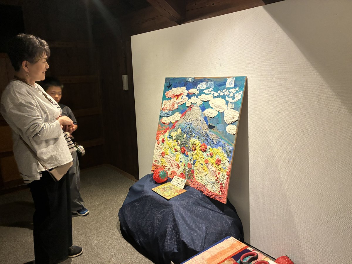 UnsaiYukari's tweet photo. 参加型アート『山(富士山)』、ご家族で参加していただ来ました。
御殿場での作品展で、最初はソフト粘土とアクリル絵の具で創作してもらった参加型アートです。栃木市では、藍染め作家さんの��切れを使って、空をみんなで作っています。9月27日17時まで。
その後は、熊本に持って行きます。
#参加型アート#熊本応援のためのアート#お助け蔵#栃木市蔵の街市民ギャラリー#参加無料のイベント