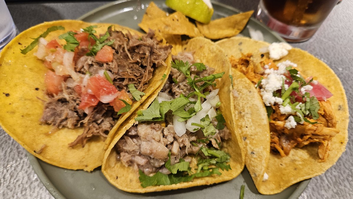 d_nerima's tweet photo. 昨日東京駅で食べたKitade Tacosか美味しかったな。久々にタコス食べたいと思い行ってみたけど大正解だった。肉のホロホロ加減やトルティーヤ自体の旨味もしっかりあって、とても美味しく食べさせていただきました。今回は酒飲まなかったけど、次回はテカテでキメたい https://t.co/9e0WD3R55w
