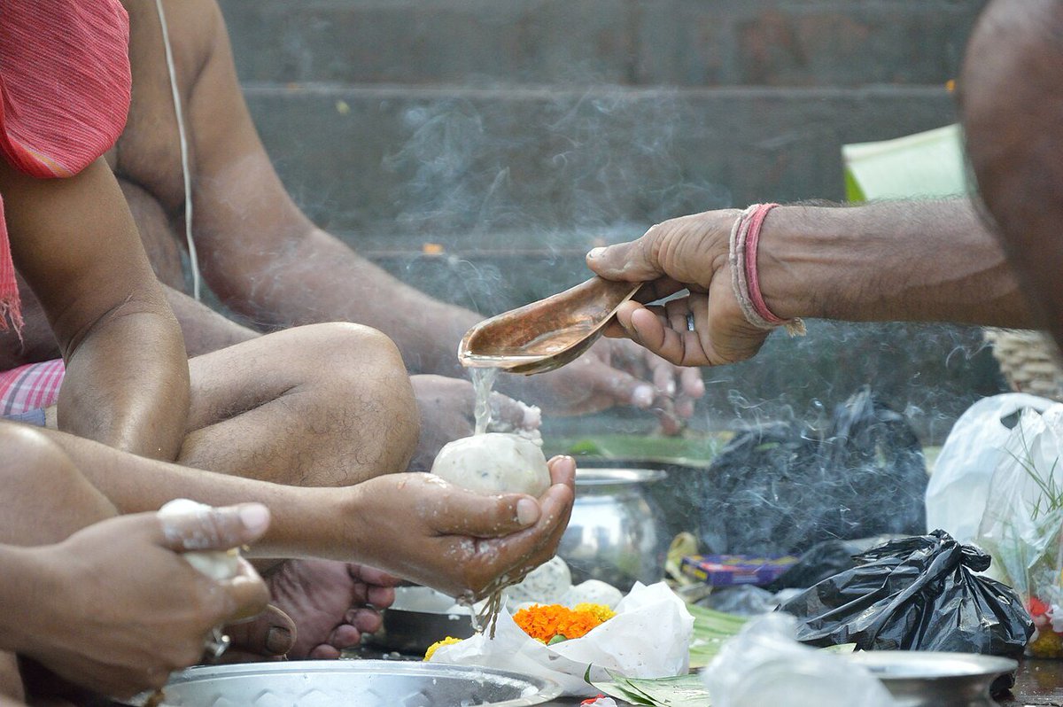 abhiie_abhi's tweet photo. Pitri Paksha (Sanskrit: #पितृपक्ष , lit. 'fortnight of the paternal #ancestors ', IAST: Pitṛ pakṣa) is a 16-lunar day period in the Hindu calendar when Hindus pay homage to their ancestors Pitri), especially through food offerings. The period is also known as #PitruPaksha #Pitr https://t.co/uW1L8h3Bmv