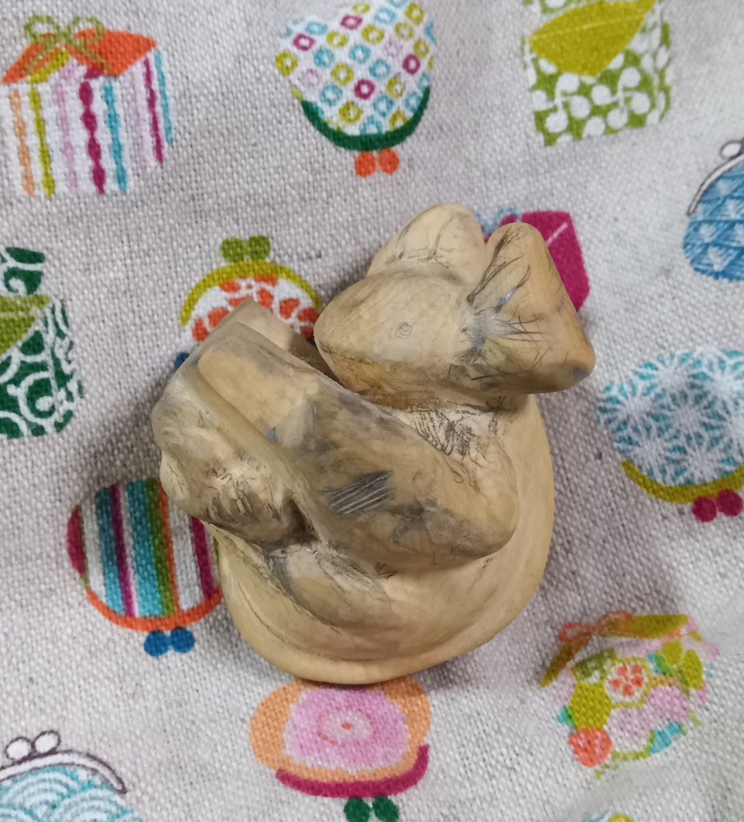 chumaru_netsuke's tweet photo. 進捗です。目の細かい黄楊を使ったら硬くてなかなか進まないです。そして大きすぎたので絶賛サイズダウン中。削っても削ってもまだまだ大きい…。
今年も栗きんとんを作りました。涼しいしすっかり秋めいてますね。飼ってるカブトムシ夫妻の卵も孵っているようです。何匹埋まってるんでしょう😂 https://t.co/kNIkyY4YFH