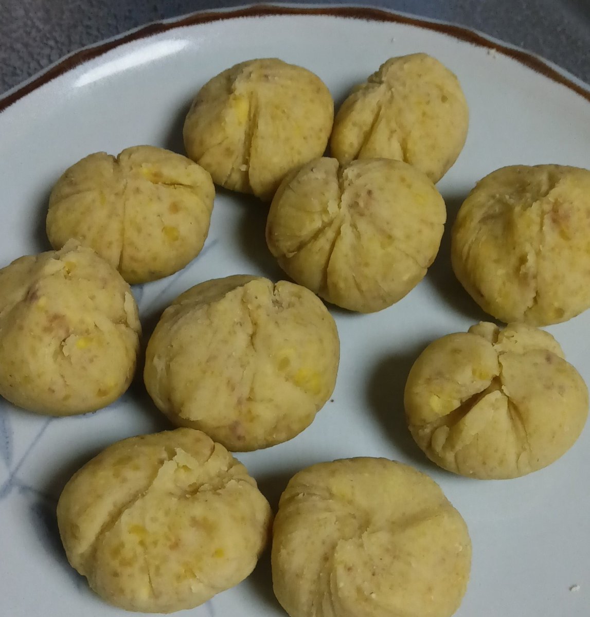 chumaru_netsuke's tweet photo. 進捗です。目の細かい黄楊を使ったら硬くてなかなか進まないです。そして大きすぎたので絶賛サイズダウン中。削っても削ってもまだまだ大きい…。
今年も栗きんとんを作りました。涼しいしすっかり秋めいてますね。飼ってるカブトムシ夫妻の卵も孵っているようです。何匹埋まってるんでしょう😂 https://t.co/kNIkyY4YFH