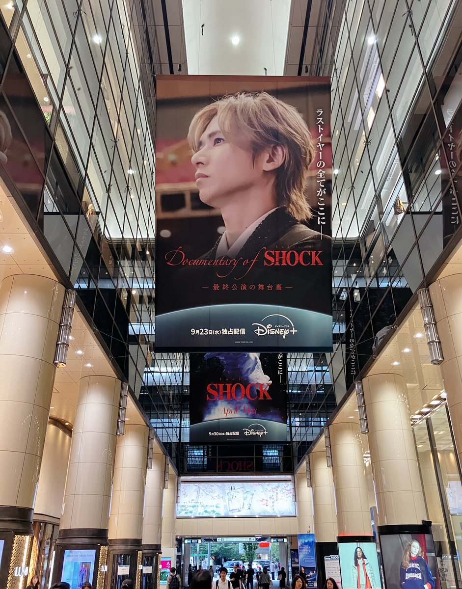 ABCiumai's tweet photo. 何か女子たちが上向いて写真撮ってるなあと思ったら、光一殿が君臨してた！

百鬼夜鏡、楽しみにしてます(とっつーをよろしくお願いします✨) https://t.co/PG7F1dNery