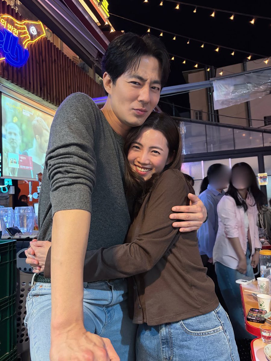 ddu_kyungsoo's tweet photo. Insung with kibang's wife, heekyung. Kibang took the pic himself 😆😂 https://t.co/x5Y1QuruWN