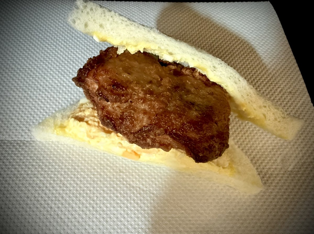 mihiro3's tweet photo. 昨日、ファミチキ×たまごサンドで脳を焼かれたので…

本日はセブンで実験🧪
ナナチキ×たまご＆ツナサンド🤣

まず見た目。

分厚っっ！！
チキンの主張が強い。
サンドイッチが完全に押されとる😂

で、実食。

うん、美味い。
普通に美味い。

ただし…

昨日のファミマが強すぎた。

ナナチキは肉厚で食べ応え抜群。
でもファミチキは、あの

噛んだ瞬間ジュワッ💥
たまごに脂が侵略してくる感じ

あれが反則なんよ🤣

ということで現在、

🏆 コンビニ親子サンド選手権

1位 ファミチキ×たまごサンド
2位 ナナチキ×たまご＆ツナサンド

セブン、見た目は勝ってる。
味はファミマ圧勝。

結論。

あの溢れるアブラは、罪ではなく才能。

ローソンもやるべきか…？🤣

#ファミチキ
#ナナチキ
#たまごサンド
#コンビニ飯
#親子サンド
#食べ比べ
#背徳飯