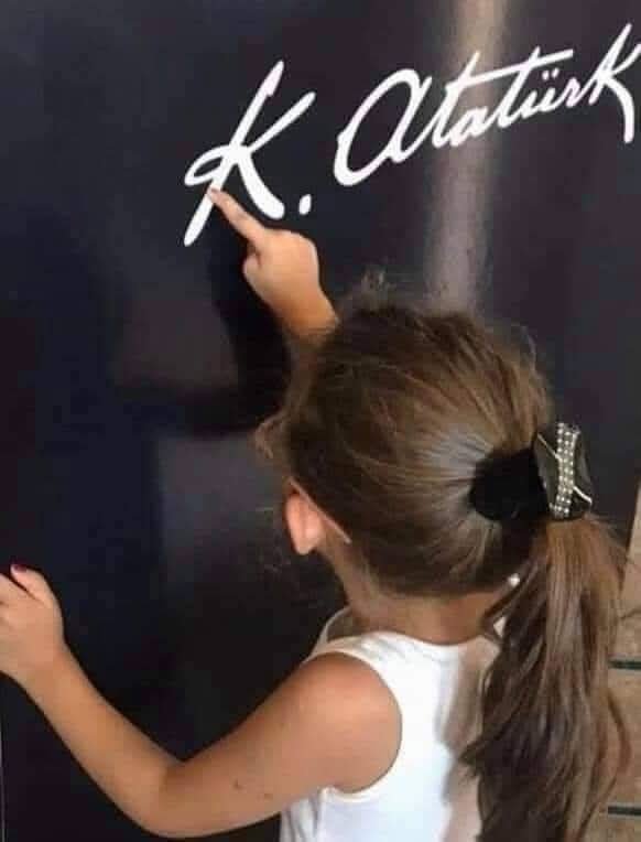 AliSere20's tweet photo. "Türk Dili ; Türk Milletinin kalbidir, zihnidir"
Mustafa Kemal ATATÜRK ♥️ 
26 Eylül Türk Dil Bayramı kutlu olsun 🇹🇷
#26Eylül
#TürkDilBayramı https://t.co/UgsCJP430x