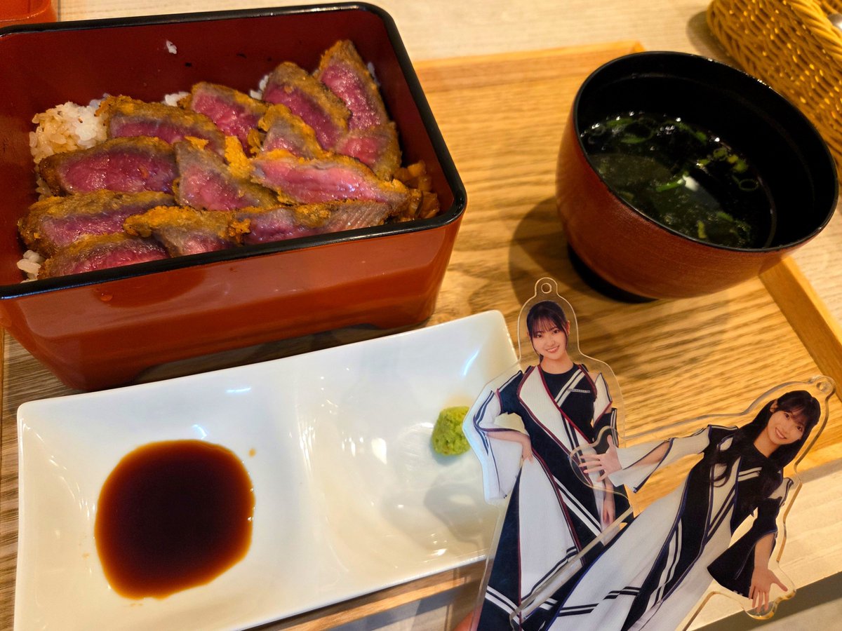sketchyassan's tweet photo. すみさんひなのんあか牛だよー！
一緒に食べようねー！

訳：3週間ぶりの熊本 https://t.co/kp4BbKOq2B