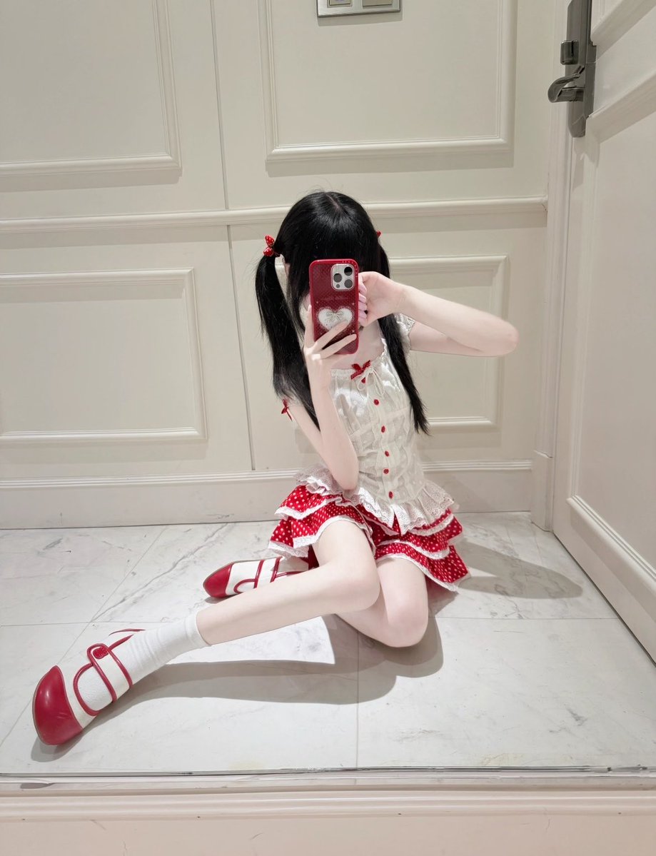 tara38fi6's tweet photo. 有男生要打飞机的举手🙋🏻‍♂️   

刚睡醒拍的Lou体照😛

不要🚪来了直接给😇 https://t.co/g09L9CJns9