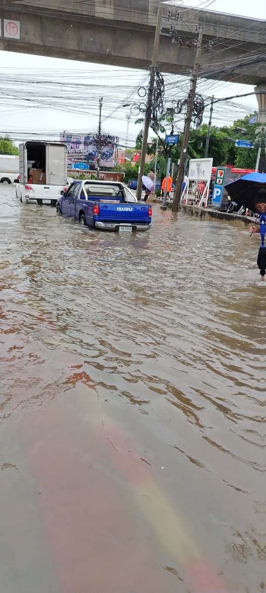 jobbies15's tweet photo. #น้ำท่วม​ #บางนา​ #น้ำท่วมกรุงเทพ

ถนนสุขมวิท ลาซาล​ ระวังนะครับ​ รถเล็กระ​มัด​ระวัง​ด้วยนะ https://t.co/0cPk5klb4O