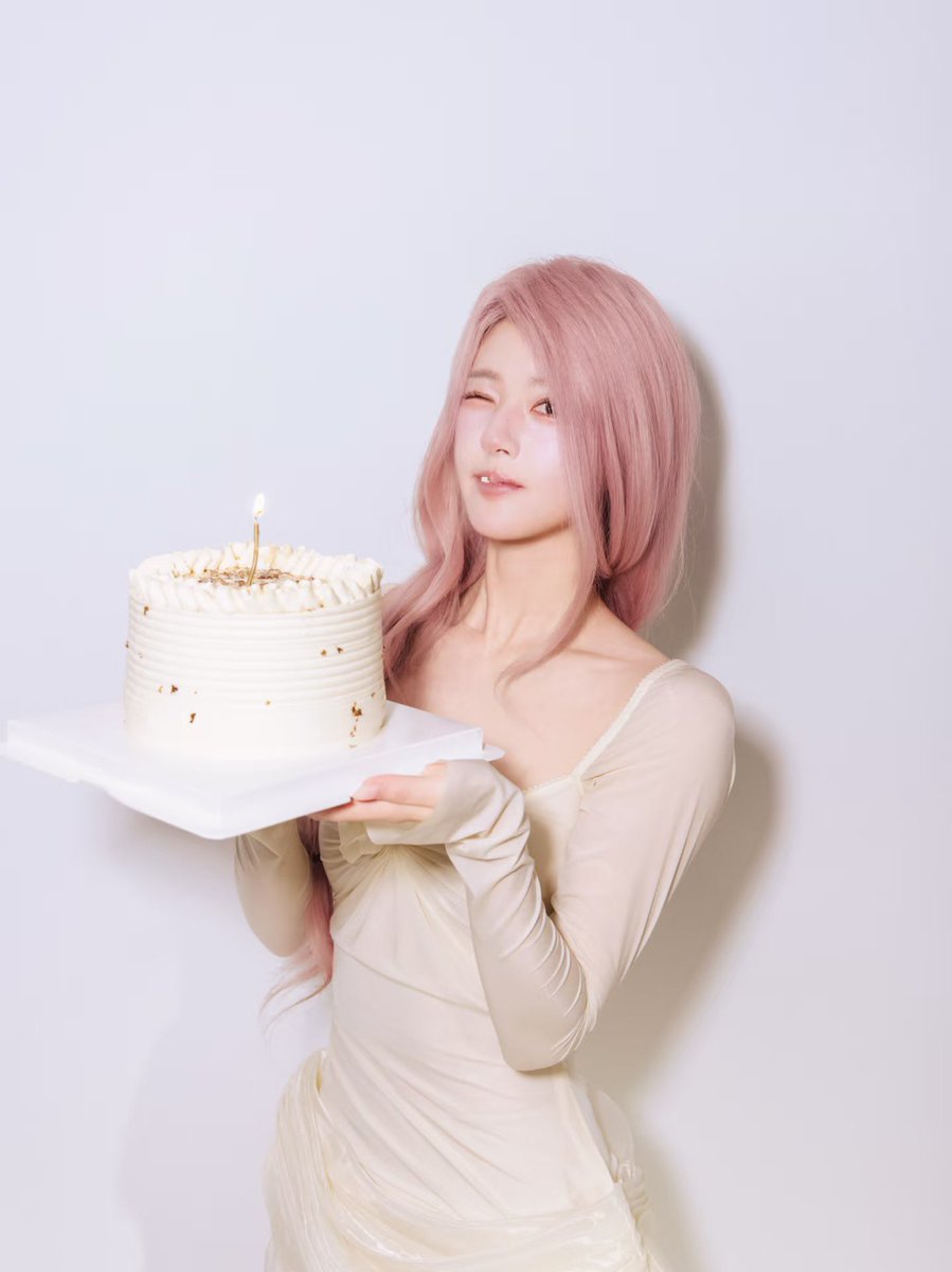 zhaolusi_intl's tweet photo. [📸] 092626 #ZHAOLUSI #赵露思          
Rosy Studio XHS Update   

“Yanyan also had an osmanthus cake 🎂 this year.

Another autumn has arrived. Time passes in the blink of an eye. All those emotions, struggles, and growth that once intertwined have now become precious memories.

The fragrance and flavor brought by osmanthus represent Xu Yan’s courage to face the world, and are also an important source of strength for Zhao Lusi to keep moving forward.

I hope that every day in her future will be even happier and more joyful than the day before. 🫶🏻”    

🔗 https://t.co/JIBOSpbvSA

#RosyZhao #조로사 #จ้าวลู่ซือ
