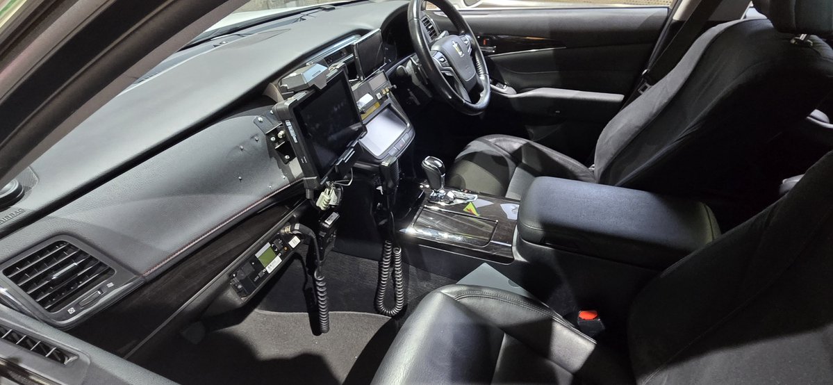 milspec_mi's tweet photo. 210系クラウン・パトロールカーの車内
タブレットに2種類の南京錠がガッチリと取り付けられており、聞くとどうやらパトカーのタブレットの窃盗とかがあるらしいので南京錠を2つ付けてるとのこと… https://t.co/NTWo36sEnW