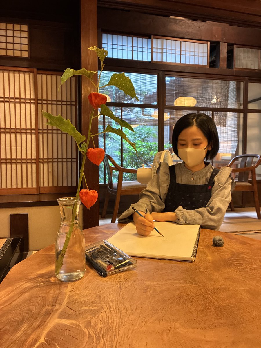 salonjunpei's tweet photo. こんにちは、『淳平おしゃべり写生会』スタートしております。あいにくのお天気ですが、店内は明るく楽しくやっております。参加費は1,200円でワンドリンク付き、別途オーダーも可能です。ご参加、お待ちしております。 https://t.co/mESuqeYC43