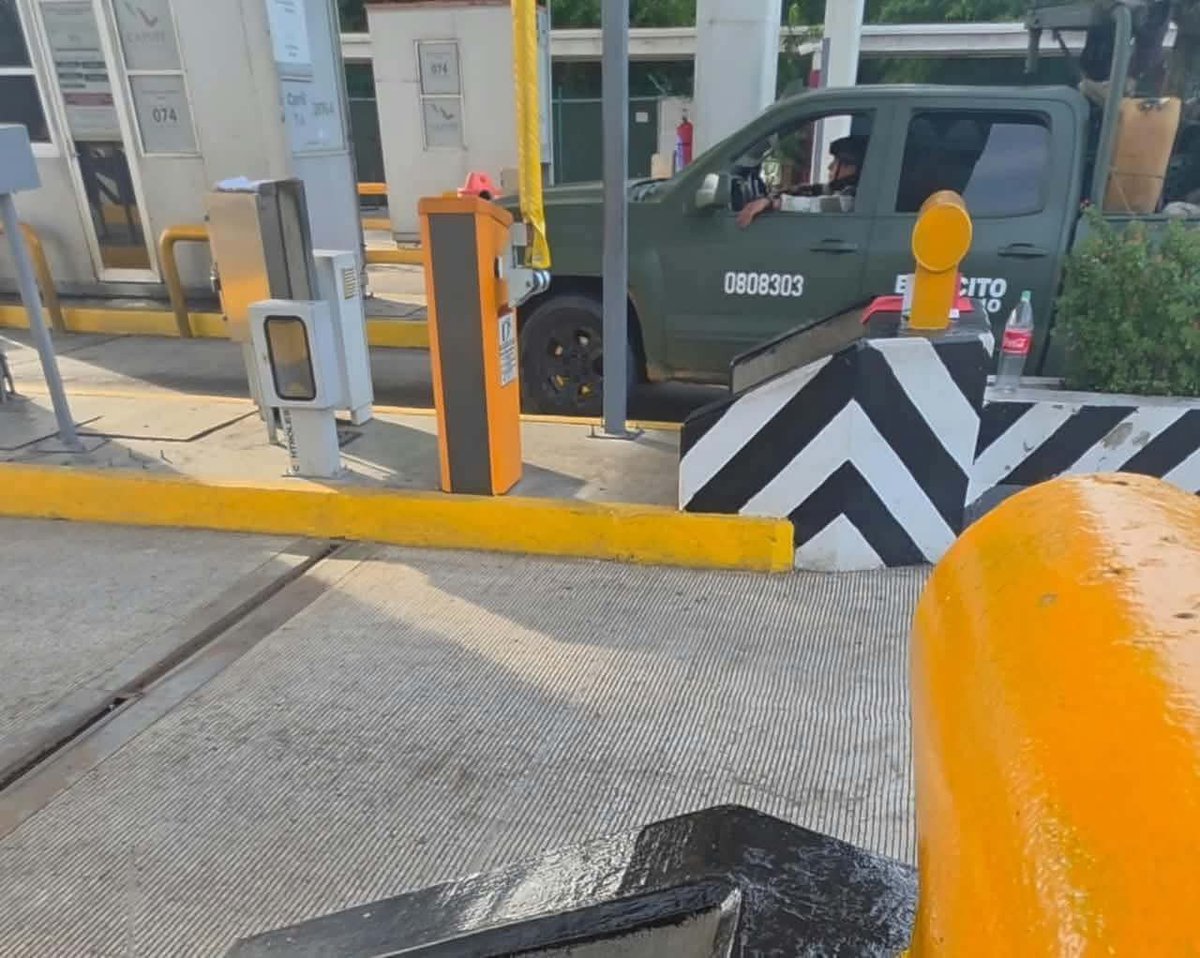 sinaloaenguerra's tweet photo. Evidencias en video exponen red de complicidad entre el Ejército Mexicano y la alianza terrorísta de "Los Mayos/Cabreras"👀

La filtración de registros de vigilancia aérea en Concordia, Sinaloa, ha dejado al descubierto un convenio de colaboración interna entre efectivos del "Ejército Mexicano" y el bloqué terrorísta de "Los Mayos/Cabreras. 

Las imágenes captadas por dispositivos no tripulados confirman que el personal a cargo de la patrulla oficial 0808303 y el automotor acorazado 0808165 desvía sus tareas esenciales de seguridad pública para actuar como un canal de soporte directo de la estructura criminal dirigida por el terrorísta Ismael Zambada Sicairos, El Mayito Flaco o El Mata Mujeres y sús lamebotas los hermanos Cabrera Sarabia.

Los uniformados aprovechan estos vehículos gubernamentales para trasladar cargamentos de pertrechos de guerra, hacia escondites ocultos por la vegetación, garantizando de manera continua la capacidad de fuego de los criminales mediante el suministro directo de armamento pesado, proyectiles de diversos calibres y artefactos detonantes. 

Esta asistencia clandestina no solo se restringen a las herramientas de combate, sino que también abarcan las materias primas, junto con la facilitación de bebidas embriagantes y estupefacientes y narcóticos entregados directamente ha los integrantes de la alianza terrorísta.

La reiteración de estos encuentros no es un hecho aislado, sino la prueba fehaciente de una simbiosis estructural entre el Ejército Mexicano y las facciónes terrorístas de "La Mayiza/Cabreras". 

Este fenómeno demuestra cómo ciertos mandos de las fuerzas armadas han subordinado los recursos, la inteligencia y la logística del Estado Mexicano para transformarlos en el brazo protector del terrorísta Ismael Zambada Sicaíros, El Mayito Flaco o El Mata Mujeres, y sús gatos los hermanos Cabrera Sarabia.

Esta colusión, arroja una contradicción alarmante sobre la estrategia de seguridad nacional.
¿Por qué se movilizan miles de soldados a las zonas de conflicto si la organización terrorísta de "La Mayiza" y el clan de "Los Cabrera Sarabia" siguen operando con absoluta impunidad? 👁️