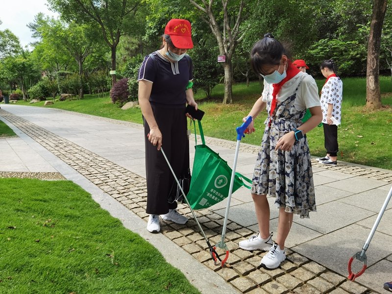 DoretheaFrwt's tweet photo. Join our neighborhood garden clean-up this Sat 9AM at Central Park! Gloves u0026 snacks provided—meet new neighbors, spruce up our green space u0026 have fun. See you there! https://t.co/em0KSVSqbc