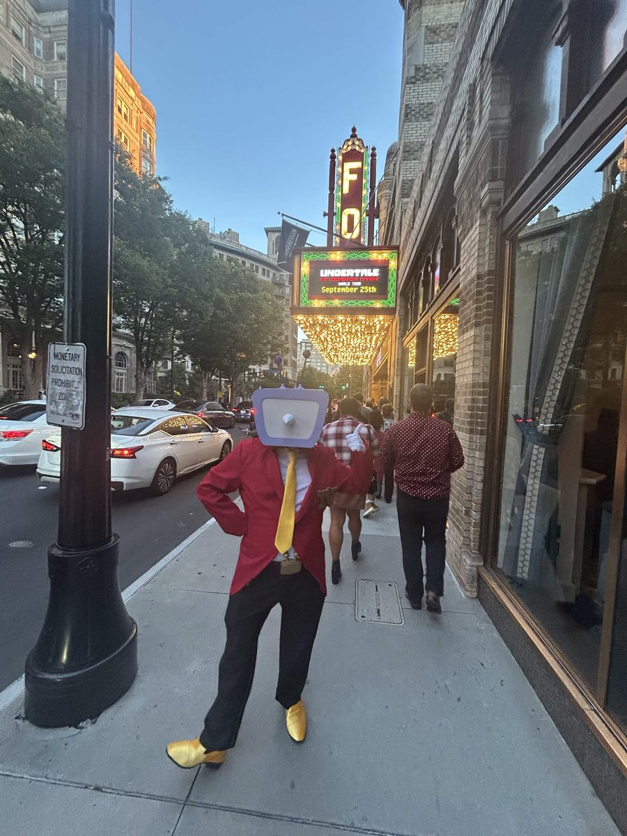 fl0pd00dle's tweet photo. Jus got home but the UNDERTALE SYMPHONY WAS AMAZING!!! Was genuinely unreal hearing and made me shed a tear hearing those songs preformed live…

I got lots of pictures too!!! It was so nice meeting so many fans (of both TV and UTDR lol)

🧵1/3 https://t.co/1u1C1pRvrd