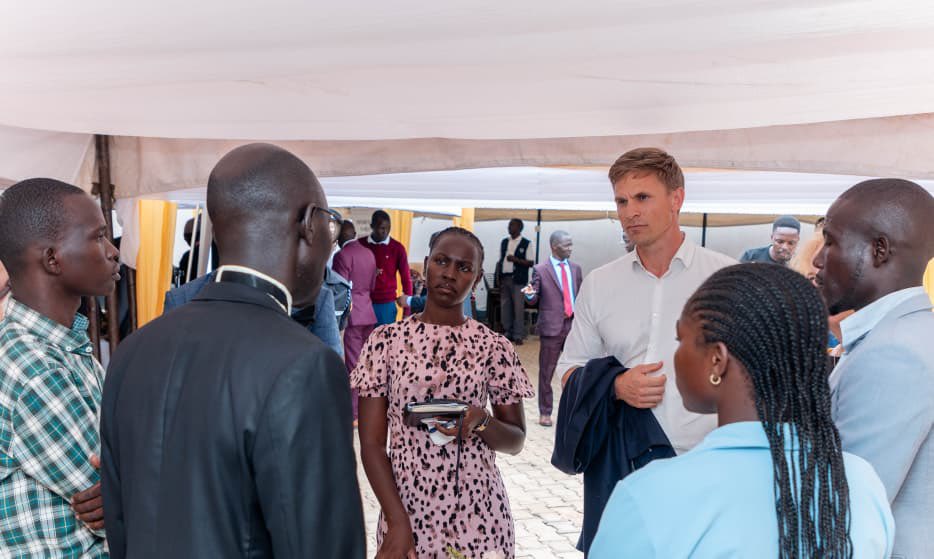 AdamSpliid's tweet photo. Fifteen youth leaders. Three tables. Ten minutes each. One podcast.

This week in Arua, #TeamEurope didn't just observe a youth programme — we sat inside one. Engaged with Young leaders from West Nile, hosted by @SensitiseUganda under PACER (DK🇩🇰🇸🇪🇮🇪🇳🇱 co-funded). https://t.co/YPYNW2waAP