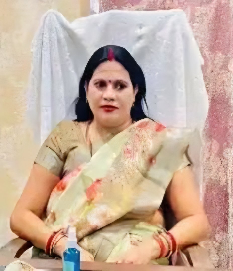 tusharcrai's tweet photo. यूपी के कन्नौज में आगरा-लखनऊ एक्सप्रेस-वे पर तेज बारिश के दौरान फॉर्च्यूनर कार डिवाइडर तोड़कर पलट गई।कार में सुल्तानपुर की जिला पंचायत अध्यक्ष उषा सिंह समेत 5 लोग फंस गए।मौके पर चीख-पुकार मच गई।

इसी दौरान वहां से गुजर रहे सिपाही अमित तेवतिया और उनकी पत्नी अर्चना सिंह हादसा देखकर रुक गए। सिपाही ने तुरंत कार में फंसे लोगों को बाहर निकालने की कोशिश शुरू की। कार के दरवाजे नहीं खुलने पर उन्होंने अपनी राइफल से कार के शीशे तोड़ डाला. उनकी पत्नी भी मदद कर रही थी।

सिपाही की पत्नी ने आसपास से गुजर रहे वाहन चालकों से मदद मांगी।इसके बाद जिला पंचायत अध्यक्ष समेत सभी 5 लोगों को एक-एक कर कार से बाहर निकाला। हादसे में घायल सभी लोगों को अस्पताल में भर्ती कराया गया है।