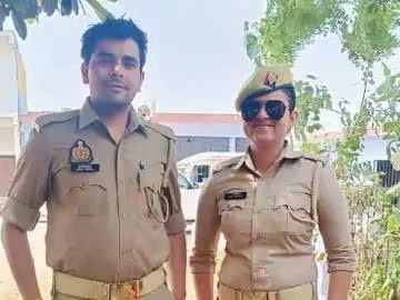 tusharcrai's tweet photo. यूपी के कन्नौज में आगरा-लखनऊ एक्सप्रेस-वे पर तेज बारिश के दौरान फॉर्च्यूनर कार डिवाइडर तोड़कर पलट गई।कार में सुल्तानपुर की जिला पंचायत अध्यक्ष उषा सिंह समेत 5 लोग फंस गए।मौके पर चीख-पुकार मच गई।

इसी दौरान वहां से गुजर रहे सिपाही अमित तेवतिया और उनकी पत्नी अर्चना सिंह हादसा देखकर रुक गए। सिपाही ने तुरंत कार में फंसे लोगों को बाहर निकालने की कोशिश शुरू की। कार के दरवाजे नहीं खुलने पर उन्होंने अपनी राइफल से कार के शीशे तोड़ डाला. उनकी पत्नी भी मदद कर रही थी।

सिपाही की पत्नी ने आसपास से गुजर रहे वाहन चालकों से मदद मांगी।इसके बाद जिला पंचायत अध्यक्ष समेत सभी 5 लोगों को एक-एक कर कार से बाहर निकाला। हादसे में घायल सभी लोगों को अस्पताल में भर्ती कराया गया है।