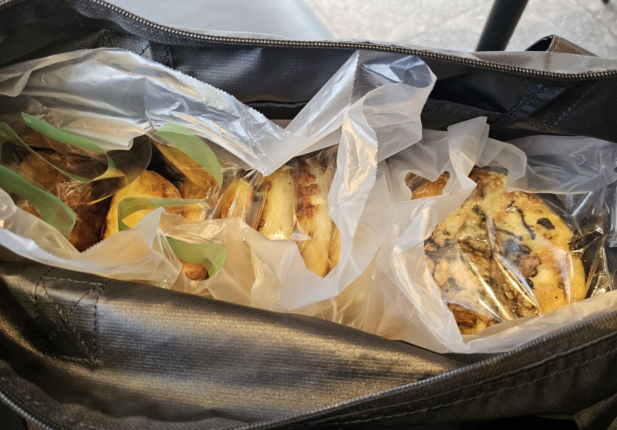 narynahha's tweet photo. 소분해서 냉동실에 얼려놨던 빵 다 먹어서 캐치테이블 걸고 다녀옴ㅋㅋㅋ 

로그인 풀림 이슈로 80번대였지만 내가 좋아하는 포카치아들은 다 남아있어서 풍족하게 담았음ㅋㅋ 딸기바게트가 궁금하긴했는데 어쩔수없지🙃

저렇게 샀는데 3만원대여 https://t.co/r7qKGthDxo