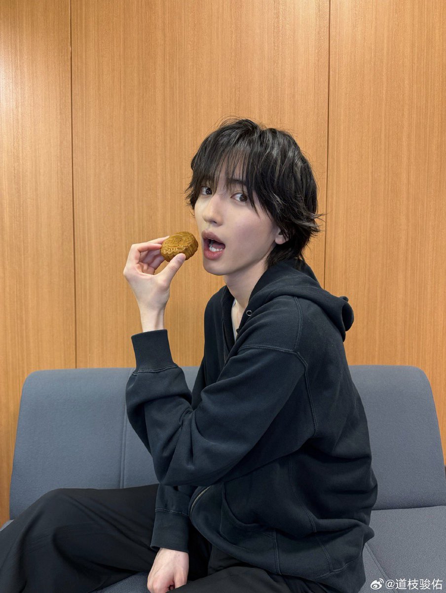_shumelty's tweet photo. 道枝駿佑さん（24）👈🏻⁉️⁉️⁉️
こんなかわいい成人男性いなくてやばい。
#道枝駿佑 #世界一かわいい24歳 https://t.co/h9PiVDvfKo