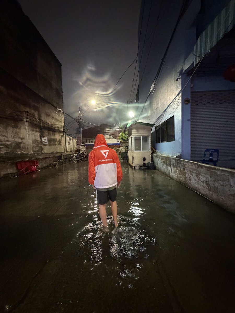 Banaranamaprang's tweet photo. ได้เวลา กระสือ การเมืองเริ่มออกหาแสง สร้างคะแนนเสียง ทำคลิป สร้างคอนเทนต์
ถ่ายภาพ สร้างภาพ สร้างผลงาน กับปาก อีกแล้ว พี่น้องชาว กทม.ผู้ใดพบเห็น โปรดให้ความร่วมมือ เป็นตัวประกอบ หรือเป็นฉาก ในการถ่ายทำ ด้วย ขอขอบคุณ
#น้ำท่วมกทม
#พรรคส้มการละคร
#พรรคส้มลูกอีชั่งเคลม https://t.co/8qtxU37jiW