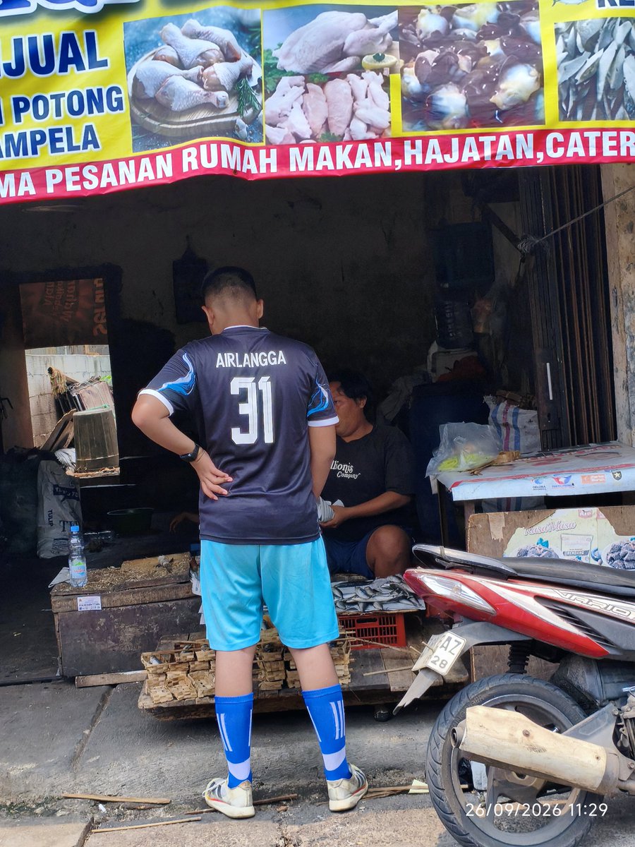 Termenan9kan's tweet photo. Part Belanja ✅🤭

Baginda, disuruh mamahnya belanja : ikan Cue ..
Pedagang di pasar : cece..anak nya gede banget ce...badannya bagus....sama kek mamahnya ..
Udah SMA ya ce ?
Me : masih SMP kelas 1 😄 
😃 : hah? Masih SMP ce ? Gede tinggi tapi ya ce .., cakep Ce... lakik banget https://t.co/wBAgMIX6Tx