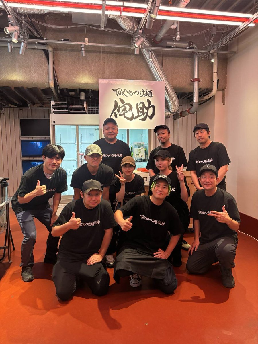 KentaUesugi's tweet photo. 「SUPER BEAVER POP UP EVENT in MIYASHITA PARK」にて展開した

「TOKYOつけ麺 侘助」。

かつてラーメン屋で一緒に働いた仲間に声をかけて、今回一緒にラーメン作りをしました。

今ではもう、誰一人としてラーメン屋ではないけれど、こうしてまたみんなで集まって、一緒にラーメンを作れたことがとても嬉しかったです。最高でした。

当時の経験と、自分が今大切にしている感覚を、一杯のつけ麺として表現しました。

沢山の方に食べていただき、大変ご好評いただけたことも本当に嬉しかったです。

期間中はとても忙しい現場だったと思いますし、オペレーションも大変だったと思います。
現地で対応してくださったスタッフの皆さんも、本当にありがとうございました。

そして何より、足を運んでくださった皆さん、本当にありがとうございました。

またいつかお会いしましょう。

TOKYOつけ麺 侘助でした！！