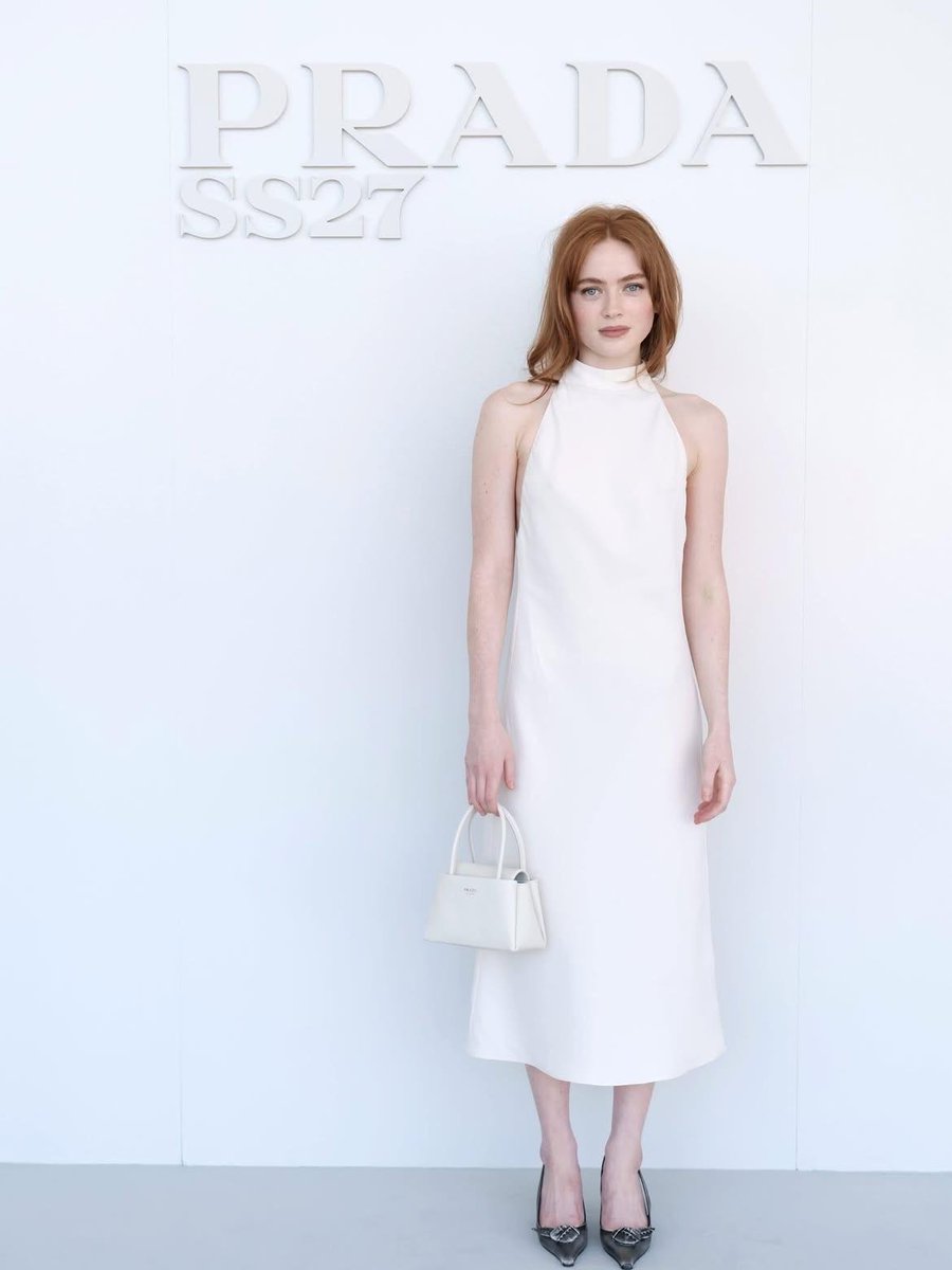 StarCrave_'s tweet photo. Sadie Sink at Prada Fashion show ✨📸 https://t.co/m3BGPL4QzF