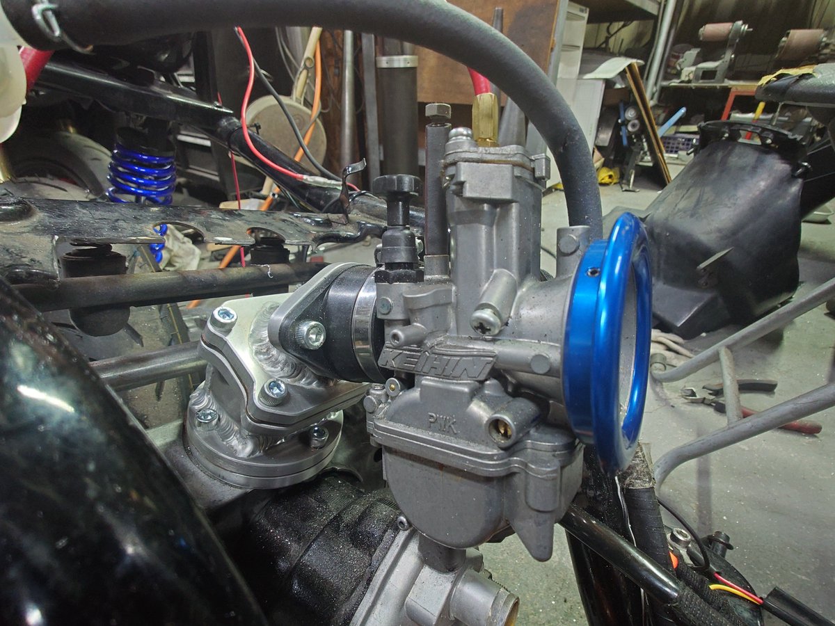 kbr_jp's tweet photo. 3WF JOG90
K-BRAIN オリジナル
リードBOX＆マニホールド

3WF JOG90エンジンは3KJベース、リードバルブは排気量の割に小さいためCR80系リードバルブを入れるBOXを作製します。ボアアップなどをした場合、ケース容量が小さいため一次圧縮は高くなりすぎますので下げる効果もあります。 https://t.co/LDhiL8mVkG