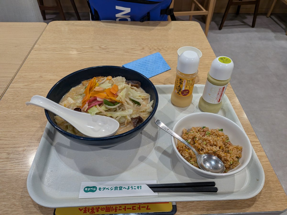 masaboo0805's tweet photo. ちょっと遅めの昼飯。リンガーハットの野菜たっぷりちゃんぽんと半チャーハン。 https://t.co/BoKh5cZ9WH