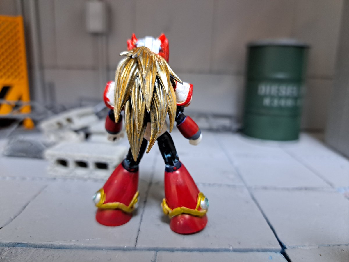 passing108's tweet photo. 「任務を開始する」
66アクションダッシュ改造ゼロです
ロックマンX2以降のデザインをもとにエックスをベースにパテを盛ってリペイントして髪はドラゴンボールのHGから、Zセイバーはジャンク品とプラ棒を加工してます。
#66アクション
#ロックマンX
#みんながもう忘れたもの https://t.co/NceSslNWRG