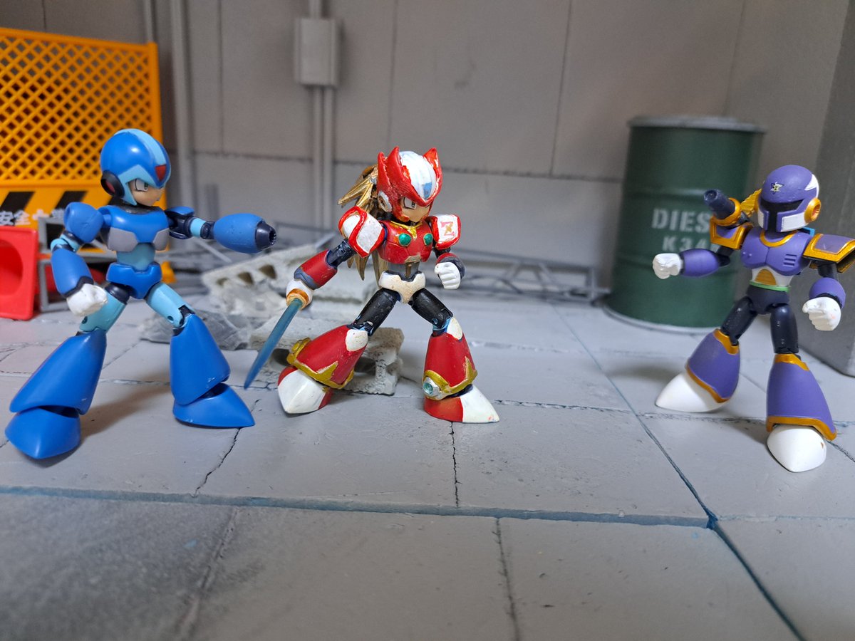 passing108's tweet photo. 「任務を開始する」
66アクションダッシュ改造ゼロです
ロックマンX2以降のデザインをもとにエックスをベースにパテを盛ってリペイントして髪はドラゴンボールのHGから、Zセイバーはジャンク品とプラ棒を加工してます。
#66アクション
#ロックマンX
#みんながもう忘れたもの https://t.co/NceSslNWRG