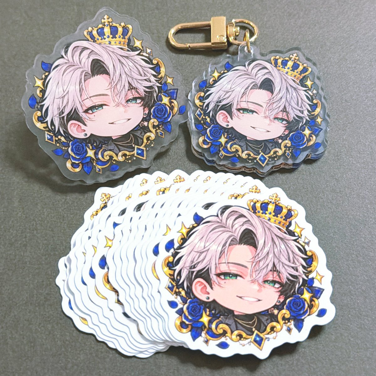 anyamix's tweet photo. Vograceのオリジナルキーホルダー＆ステッカー お試しパック届いた♡（キーアクセ･ピンバッジ･ステッカー10枚）
PNG1枚でこれだけ作ってくれるのすごい。
小ロットで色々遊べるのめっちゃ嬉しい！今ってこうなってるのねぇ…
トレカサンプルもわかりやすい、絶対注文するｗ https://t.co/SQ2knED6c8