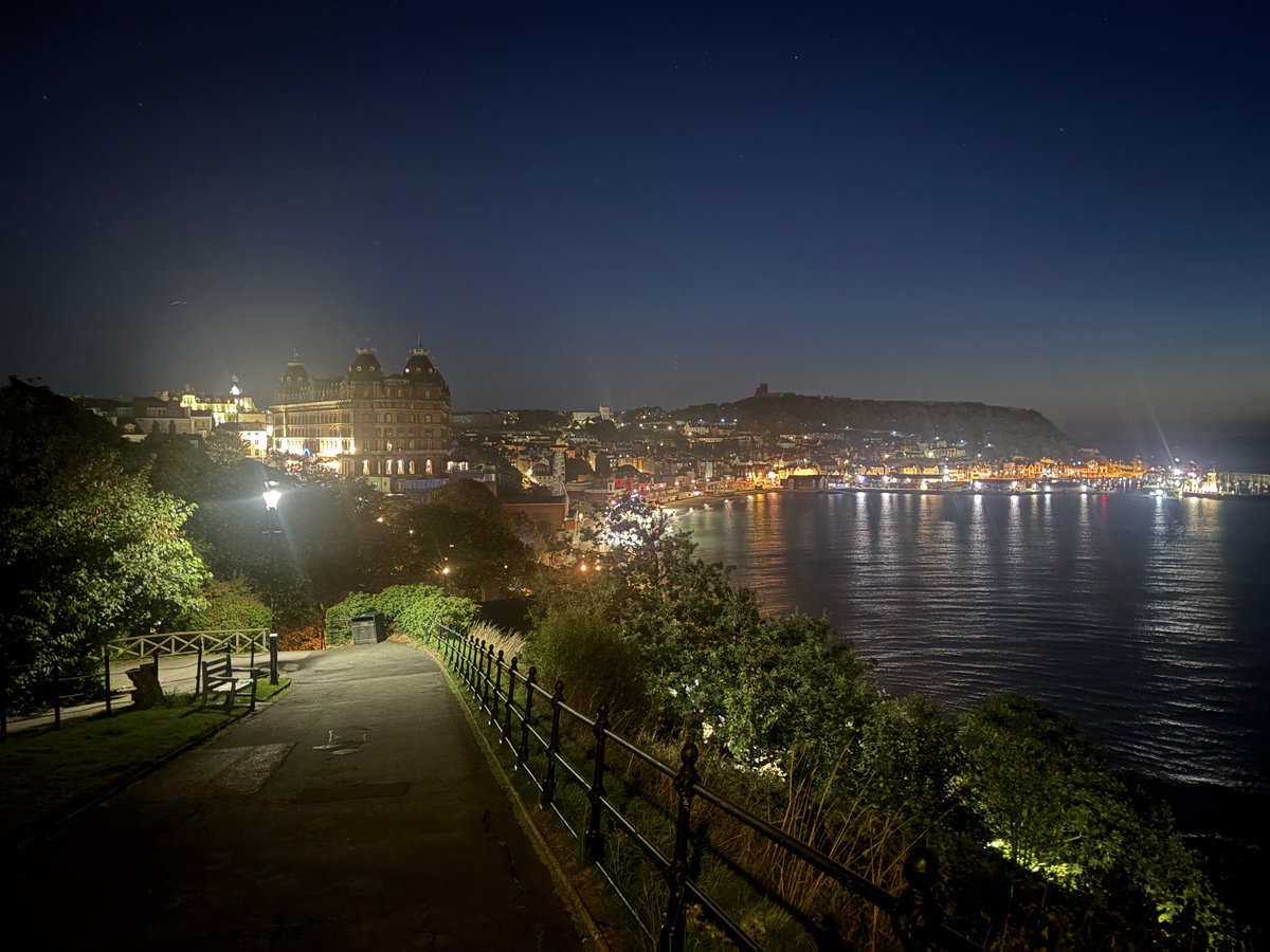 FYoungWriter's tweet photo. #Satureday #Scarborough #morning  🌕 Huge full moon 🌕  Mild, light wind, clear skies this Saturday, stars and planets in the sky 🪐 Have a good day   🌕 https://t.co/JnR18Txj7u