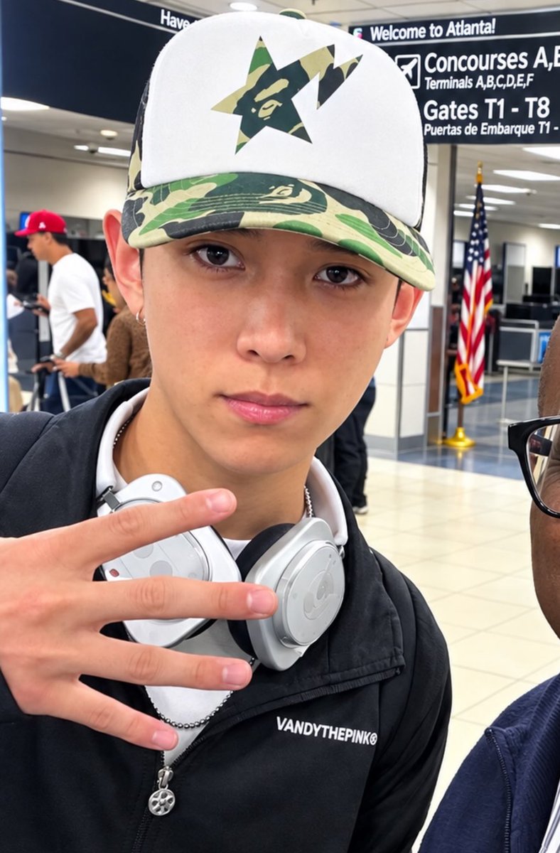 JakeSeresinnix's tweet photo. why does his eyes look pretty here 🤭 https://t.co/5pMZrCS5lh