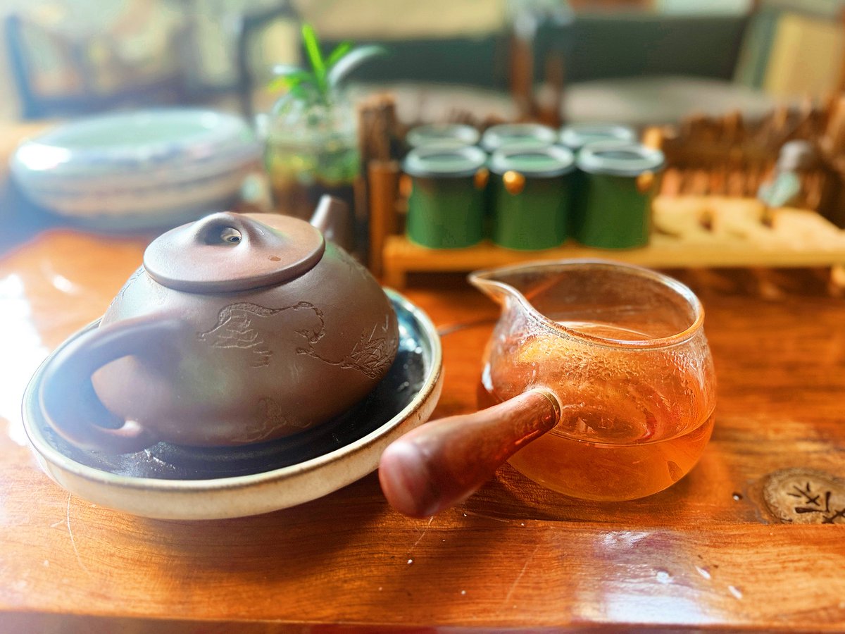 shihan_lt's tweet photo. 品茶！
分析了四個八字、一處辦公室風水，一早忙到現在，頭暈眼花。
一直以來，都不喜歡算命這個說法，更喜歡稱為分析利弊、趨吉避凶等說法。
那命運是注定嗎？
答案可以給予肯定。
那努力可以改成命運嗎？
答案幾乎可以給予否定。
那命運可以改變嗎？
答案可以給予肯定。
不過，一個人努力、自信都是需要具備的，但不能盲目、不能自戀，因為，這些習慣都會迷失自己，從而誤入歧途還不自知。
繼續品茶⋯⋯