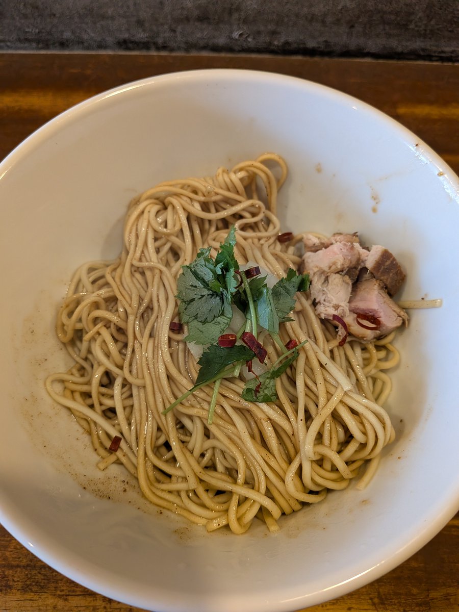 syankusu923's tweet photo. 中華蕎麦 志
手揉み煮干そば＆鶏油と魚粉の替玉🍜
久しぶりに来れました✌️
替玉の種類が沢山あって迷ってしまいます😄
本日も美味しく頂きました🙆
ごちそうさまでした🙏 https://t.co/RpyMfZ6oDD