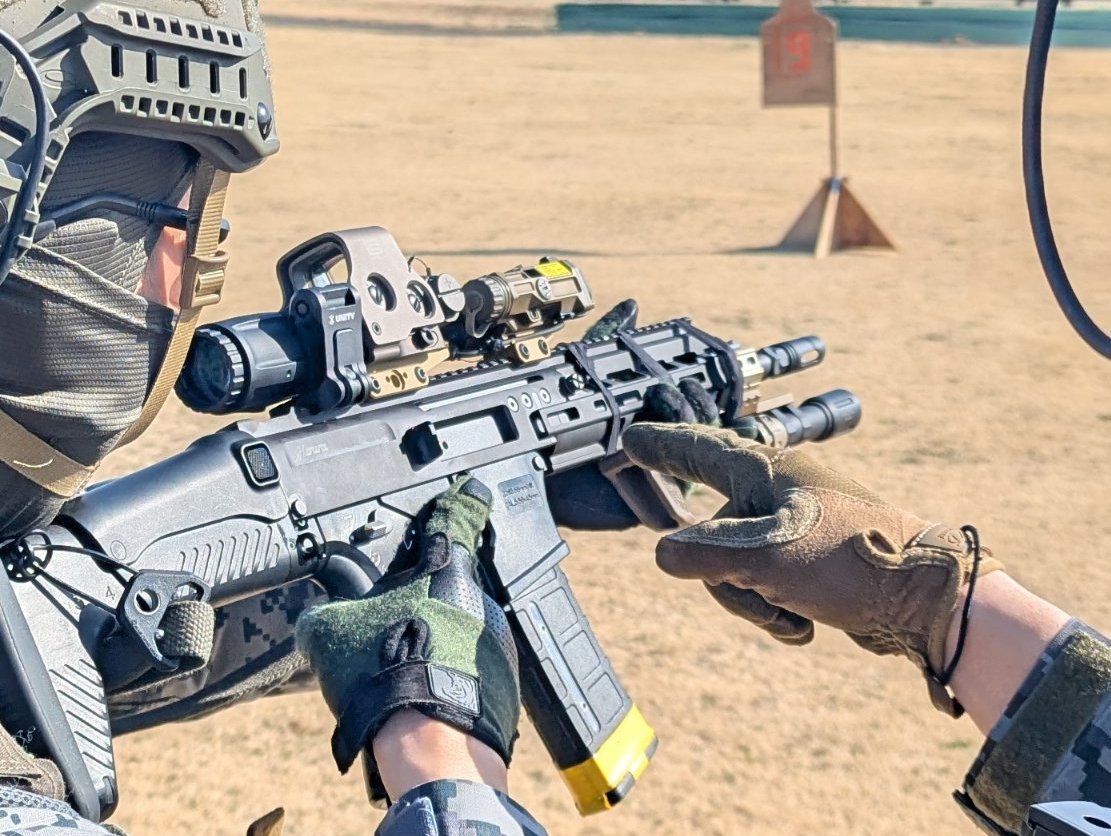 asura0998822's tweet photo. 秋田分屯基地の警備隊に配備された20式小銃
よく見たらUNITYのオフセットマウント使ってる
反対側に付いてるデュアルスイッチとライトのテイルキャップ、マウントとすべてUNITY製

私物の可能性も無くはないけど基地警備教導隊がほぼ同じ仕様なのでそこからの採用かなと思ってる
しかしDBAL A3はいいな https://t.co/SYMmLJQG5C