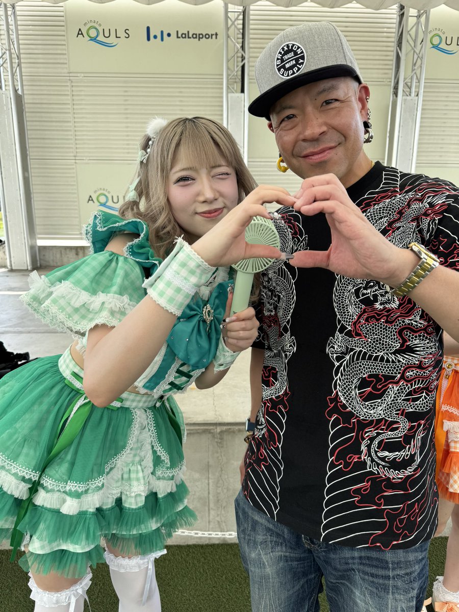 tomojamradio's tweet photo. ピアスさん50歳の誕生日おめでとうございます🎂㊗️
雛と一緒に撮ったこの一枚、いい思い出ですね💚
いつも楽しい時間をありがとうございます！
50代も健康で、笑顔いっぱいの一年になりますように✨
安全第一無事故運行🛤️
また雛の現場に行きましょう！ https://t.co/eiYLuaVabG