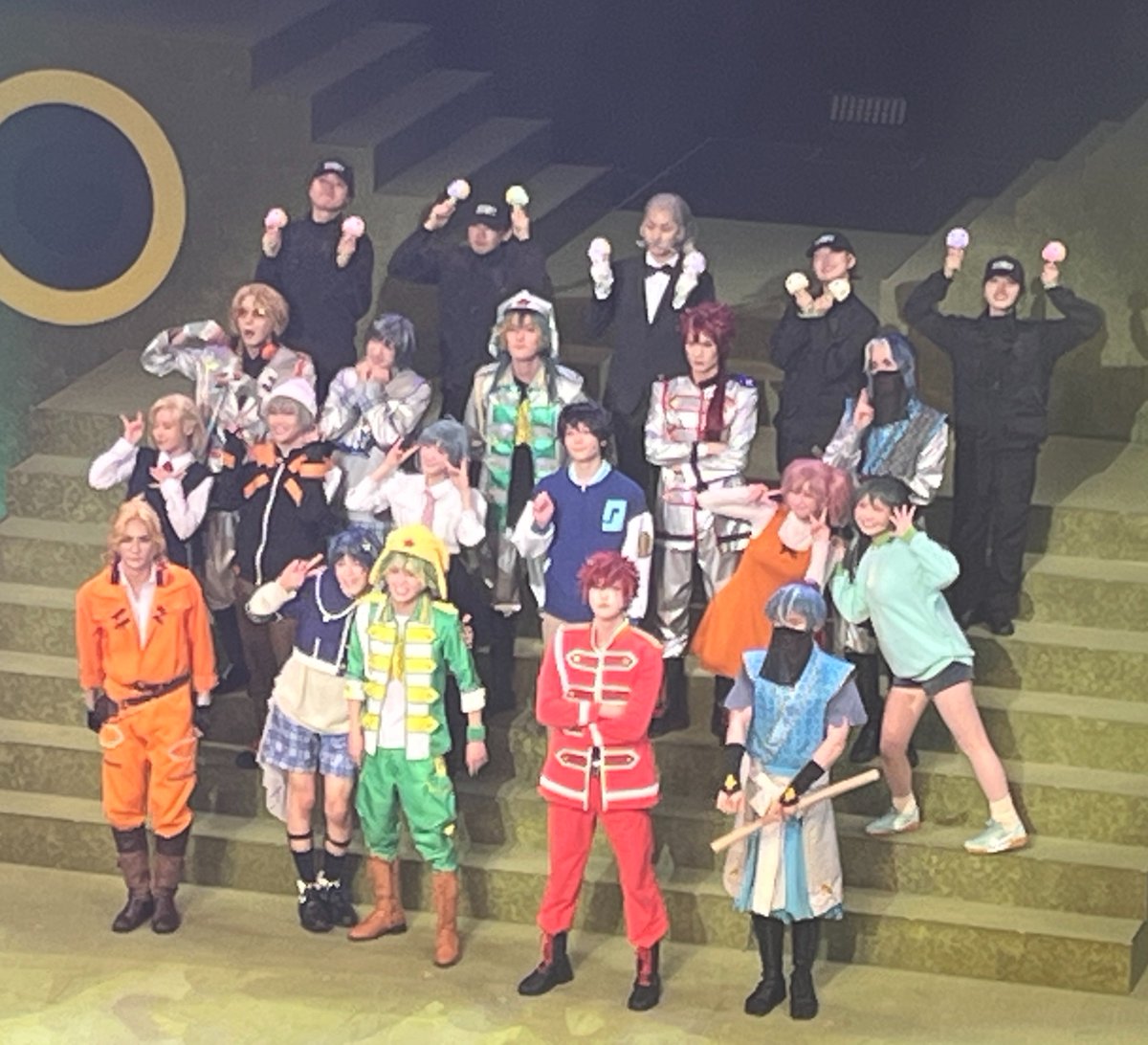 yuki10monkey's tweet photo. ケロミュ、めちゃくちゃ楽しかった！毎回、アドリブなのかなんなのか分からないハッチャケに笑わされた！演じてる俳優さんは2.5次元のイケメンなのに、何故か原作のケロロ小隊の皆んなが脳内にシンクロして出てくる不思議。トークショーめちゃくちゃわろた。撮影会は2階だったからボケ写真しかないっす https://t.co/g8aIc97JpF