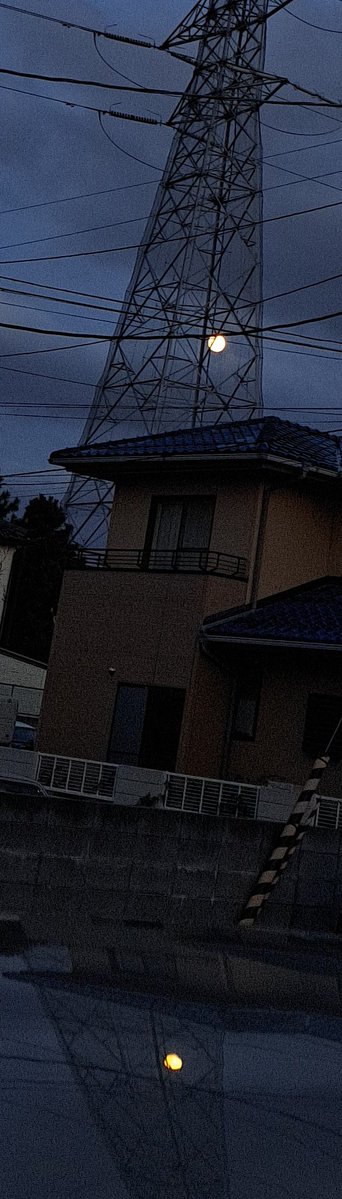 sae4908's tweet photo. 昨夜(9/25)は、一年でもっとも月が綺麗に見れるという十五夜🎑でした✨夕方雲多めで心配しましたが、辛うじてお月様見上げる事が出来ました！明日(27日)は満月🌕ですね…天気は下り坂ですが💧
#CHAEst🌻
#中秋の名月 https://t.co/CVjIPw7Qar
