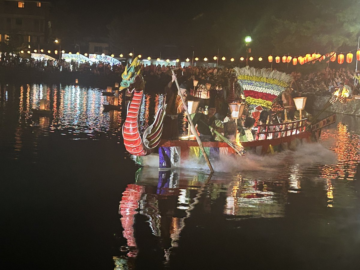 ykmeiling8811's tweet photo. 昨夜の奈良・采女祭🎎凄い素敵だった🤩
花扇奉納神事の前に！
篠笛奉納演奏があった🪈佐藤和哉氏の篠笛が本当に清らかで心から感動😭
天上界から舞い降りてきたような佇まいで神聖だった🌟
管弦船の儀は、龍頭&amp;鷁首の2艘の船が湖畔にも映り幽玄の世界だった🐉
月も出て🌕最高の中秋節だった🎑 https://t.co/p2PFsBKciU