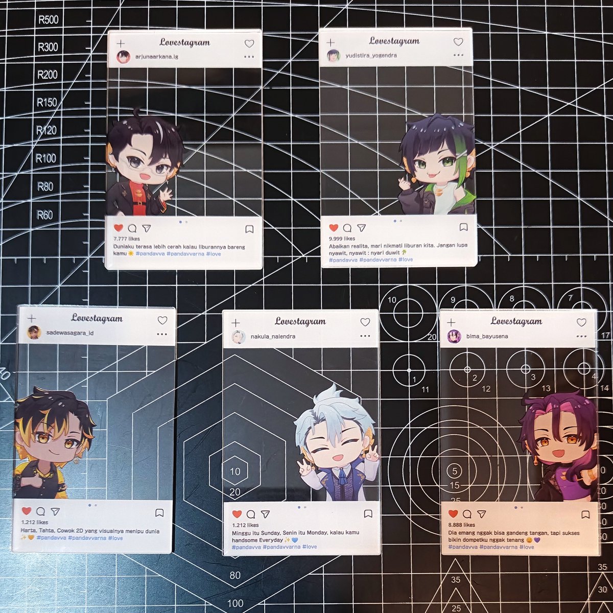 pancakaryamerch's tweet photo. (1/2) 
produk transparent photocard acrylic 
kita nih ^^

kalau kalian perhatikan, tiap caption di pc nya beda2 loh 👀 

#sefurden #pandavva #cf23 https://t.co/NcV7bJ4W7m