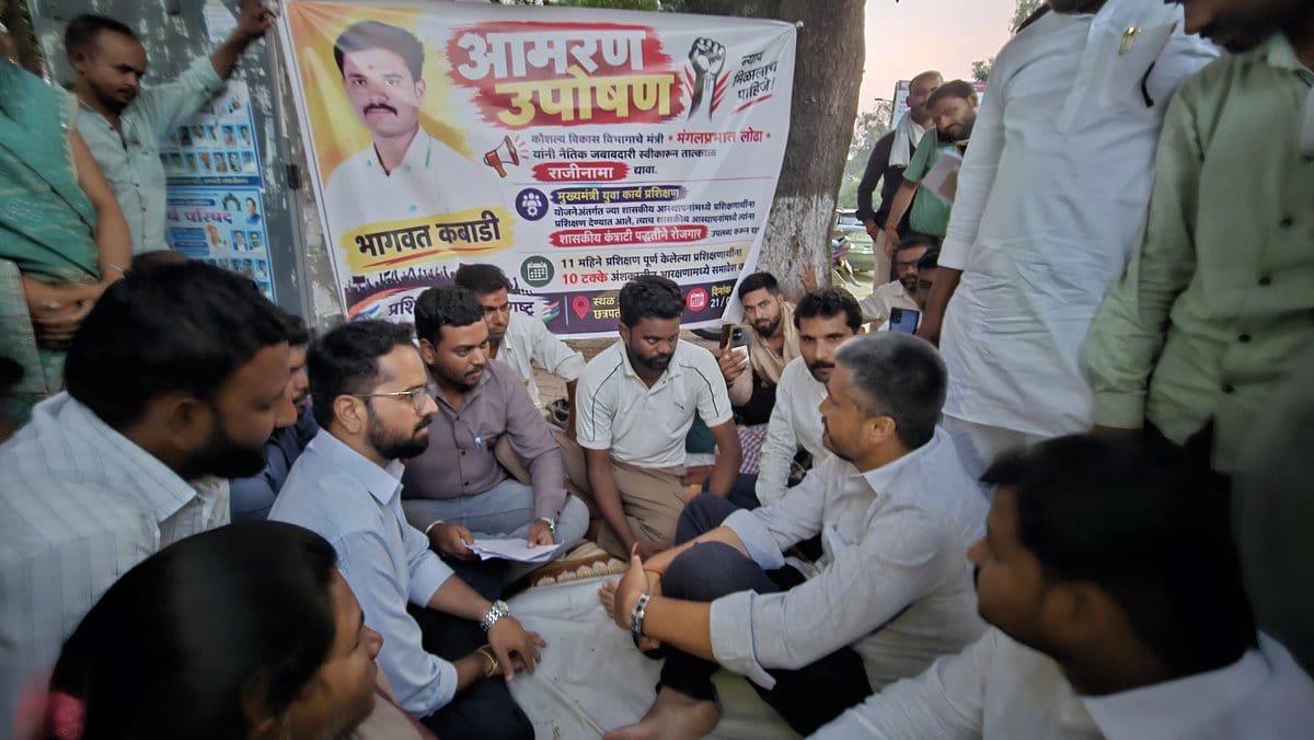 VP5152's tweet photo. @abhijeet_dipke Dada, संभाजीनगर येथे 4 दिवस झालं मुख्यमंत्री युवा कार्य प्रशिक्षण योजनेतील मुलांच उपोषण सुरू आहे तिथ भेट देऊन त्यांच्या मागण्या सरकार कडून मान्य करून घ्या.@Cockroachisback @CJP_for_India @gajabhauX @satejp @waglenikhil @omkarasks https://t.co/v4u9n1QnP4